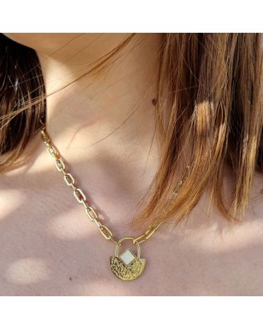 collier padlock nacre