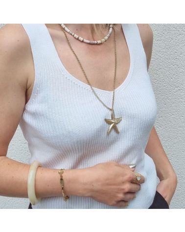 Collier sautoir étoile de mer doré MILE MILA porté avec un débardeur blanc – bijou en acier inoxydable tendance été 2025