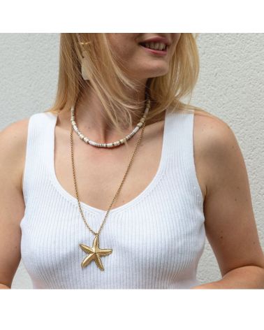 Collier sautoir étoile de mer doré MILE MILA porté avec un débardeur blanc – bijou en acier inoxydable tendance été 2025