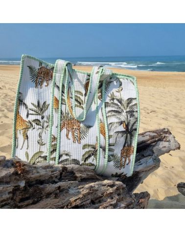 cabas coton matelassé imprimé jungle et palmier pour la plage ou le shopping tendance mode été 2025