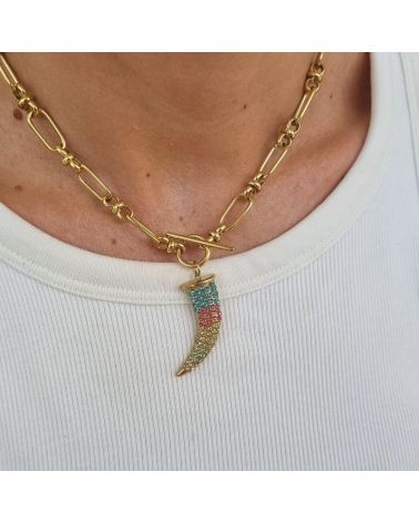 collier maille large pendentif corne orné de strass multicolores