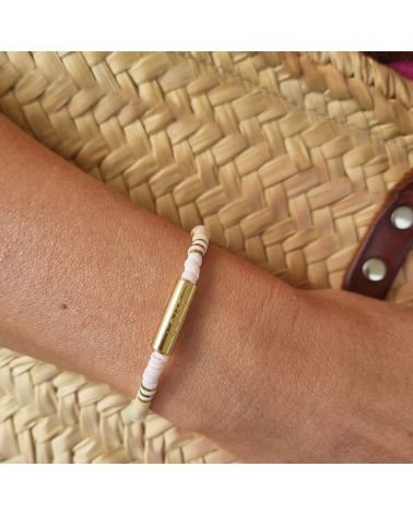 bracelet surf perles heishi avec cylindre gravé Love bohm paris