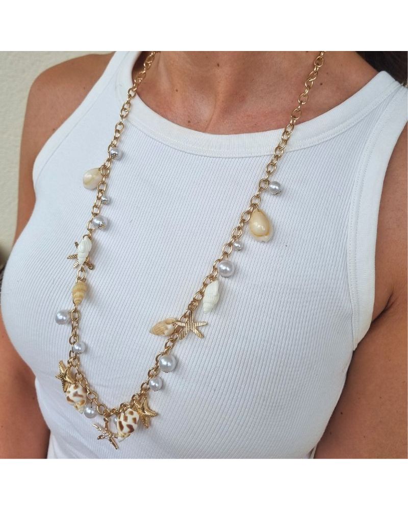 collier sautoir acier doré orné de breloques coquillages mile mila été 2025