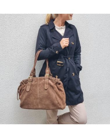 grand sac à main en daim taupe tendance 2025