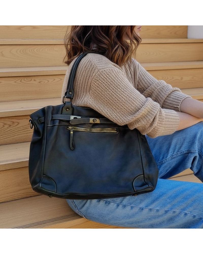 Sac en cuir kaki porté à l’épaule, style urban vintage chic Sac en cuir kaki porté à l’épaule, style urban vintage chic