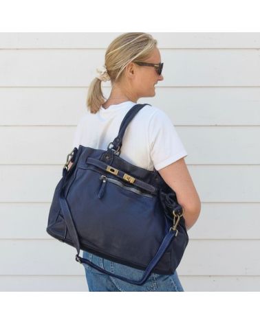 Sac en cuir bleu marine porté à l’épaule, style urban vintage chic