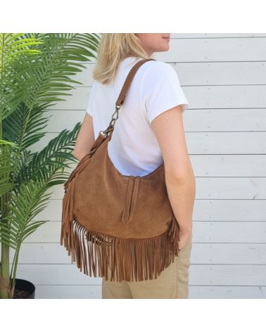 sac demi lune à franges en daim couleur marron cognac tendance 2025