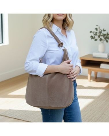 Sac hobo en daim taupe porté à l’épaule, style bohème chic