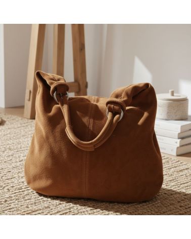 Sac hobo Sorina en daim camel, accessoire mode intemporel Sac hobo Sorina en daim camel, accessoire mode intemporel