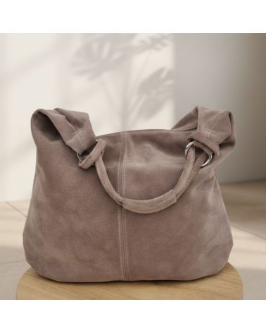 Grand sac hobo en daim taupe, parfait pour un look élégant et décontracté