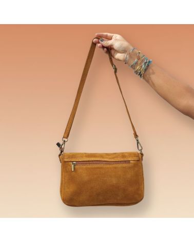 sac à bandoulière en daim camel avec rivet fantaisie sur rabat