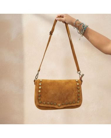 sac à bandoulière en daim camel avec rivet fantaisie sur rabat