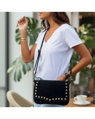 sac à bandoulière en daim couleur noir avec rivets fantaisie sur rabat