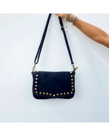 sac à bandoulière en daim couleur noir avec rivets fantaisie sur rabat