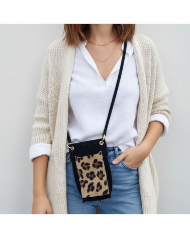 pochette téléphone daim imprimé léopard sur fond noir bandoulière ajustable