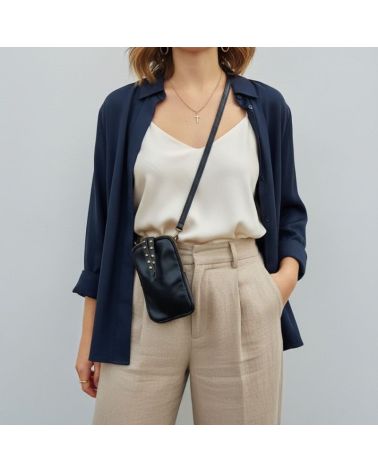 pochette de téléphone cuir noir détail clou sur patte fermoir