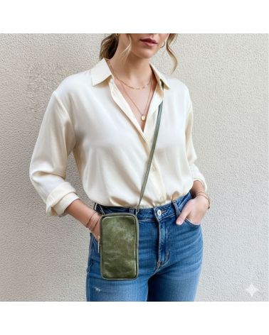 pochette pour téléphone en cuir irisé couleur kaki porté travers ou épaule