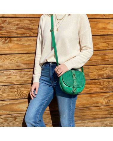 sac besace en cuir tressé effet vintage avec patte cloutée sur le rabat couleur vert