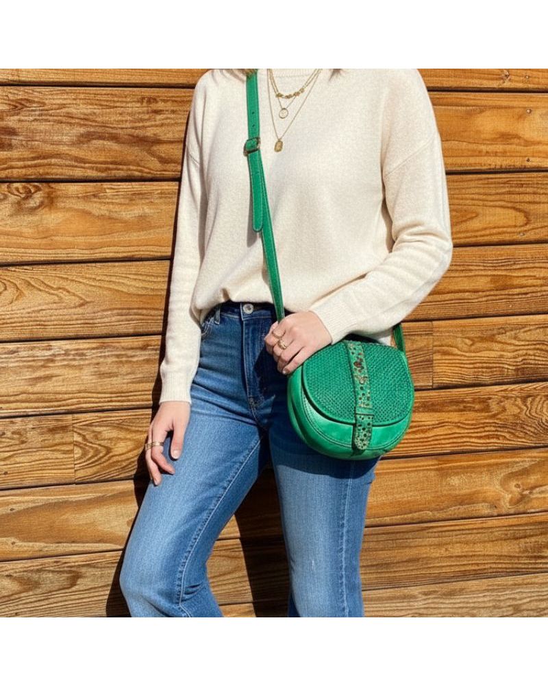 sac besace en cuir tressé effet vintage avec patte cloutée sur le rabat couleur vert