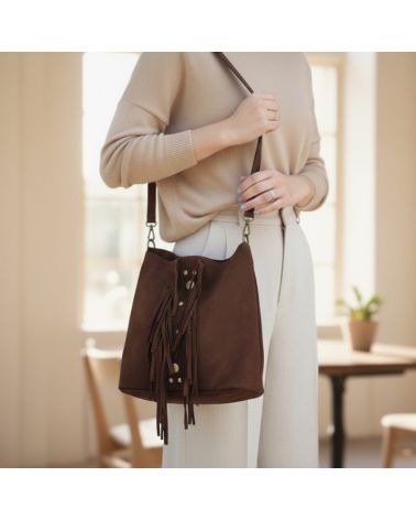 sac en daim à franges couleur chocolat avec rivets fantaisie devant