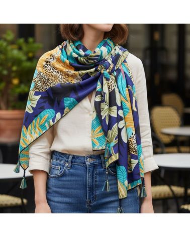 Étole carré panthère sur son rocher création Palme Paris couleur bleu