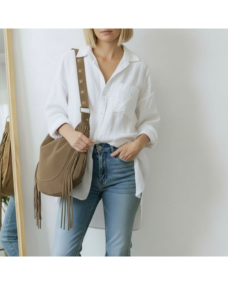 Sac à franges Arizona en daim taupe, porté avec chemise blanche et jean