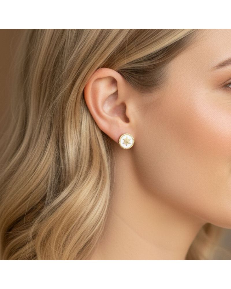 puces d'oreilles email blanc délicatement rehaussé d’une étoile centrale puces d'oreilles email blanc délicatement rehaussé d’une étoile centrale