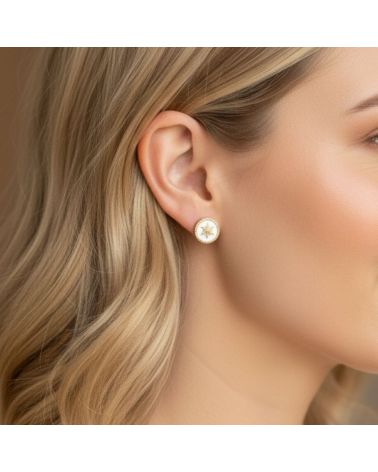 puces d'oreilles email blanc délicatement rehaussé d’une étoile centrale