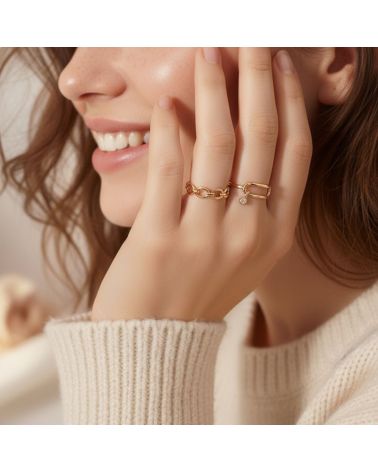bague en plaqué or 18 carats forme anneau ovale lisse, orné par un oxyde de zirconium