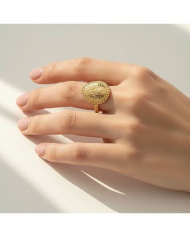 bague pour femme plaqué or 18 carats médaille gravée motif végétal bijou cn paris