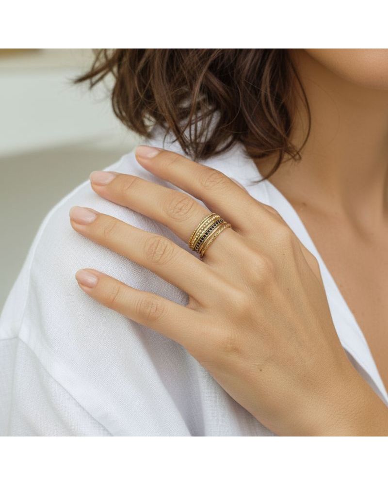 bague semainier pour femme en plaqué or 18 carats, composée de plusieurs rangs dorés et sertis de pierres zirconium noir bague semainier pour femme en plaqué or 18 carats, composée de plusieurs rangs dorés et sertis de pierres zirconium noir