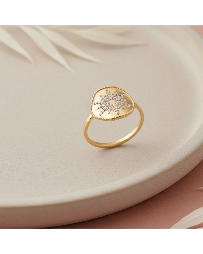 bague en plaqué or 18 carats ornée d’un motif soleil et de zirconiums scintillants bague en plaqué or 18 carats ornée d’un motif soleil et de zirconiums scintillants