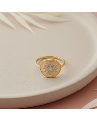 bague en plaqué or 18 carats ornée d’un motif soleil et de zirconiums scintillants bague en plaqué or 18 carats ornée d’un motif soleil et de zirconiums scintillants