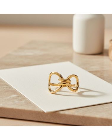 bague en plaqué or 18 carats au design moderne, composée de deux cercles entrelacés bague en plaqué or 18 carats au design moderne, composée de deux cercles entrelacés
