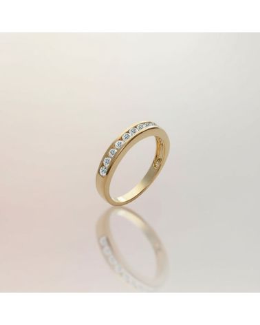Bague en plaqué or sertie d’oxydes de zirconium, élégante et lumineuse.