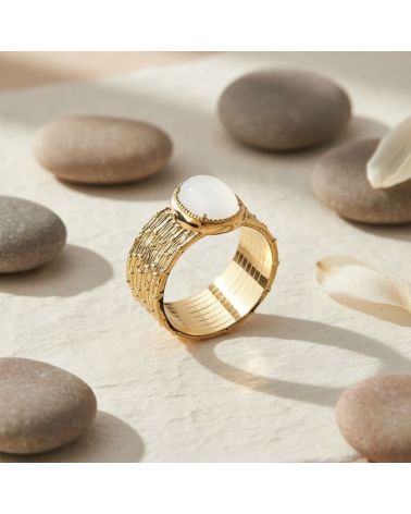 bague pour femme plaqué or effet texturé avec  pierre de lune sertie bijou élégant