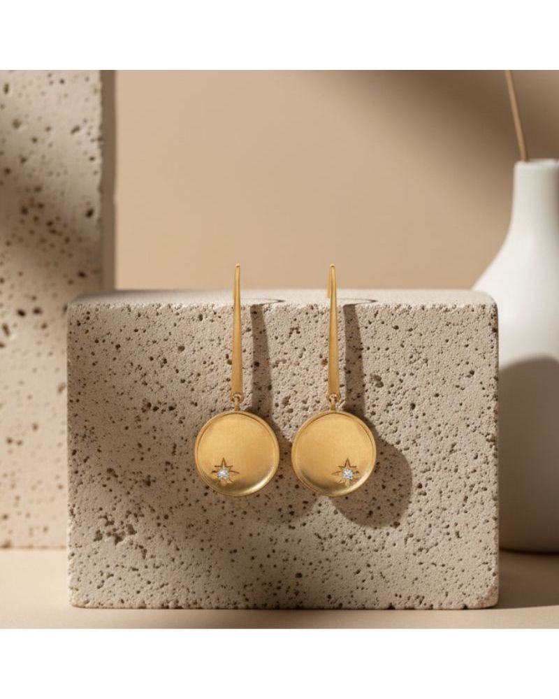 boucles d'oreilles en plaqué or brossé orné d'une médaille avec étoile zirconium blanc boucles d'oreilles en plaqué or brossé orné d'une médaille avec étoile zirconium blanc