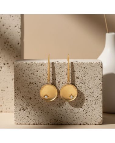 boucles d'oreilles en plaqué or brossé orné d'une médaille avec étoile zirconium blanc