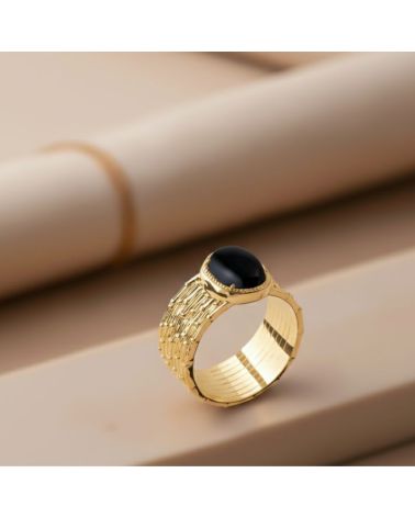 bague plaqué or anneau strié et martelé surmonté d'une pierre agate noire ovale bague plaqué or anneau strié et martelé surmonté d'une pierre agate noire ovale