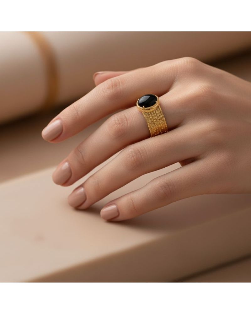 bague plaqué or anneau strié et martelé surmonté d'une pierre agate noire ovale bague plaqué or anneau strié et martelé surmonté d'une pierre agate noire ovale