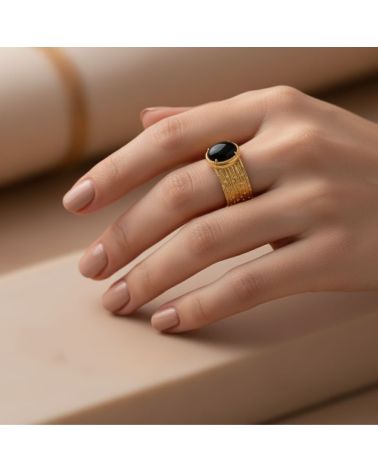 bague plaqué or anneau strié et martelé surmonté d'une pierre agate noire ovale