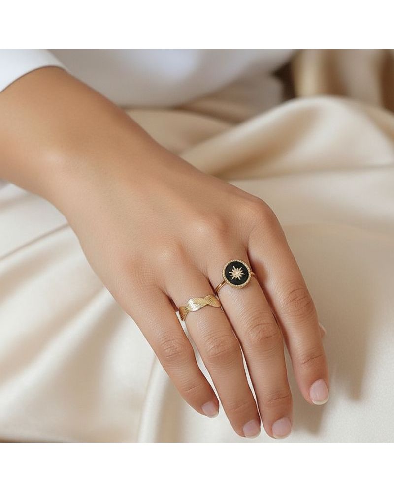 bague plaqué or 18 carats médaille émail noir avec étoile perlée