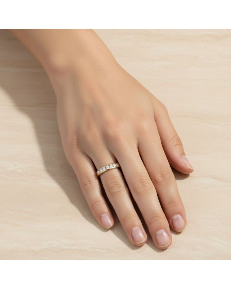 Bague en plaqué or sertie d’oxydes de zirconium, élégante et lumineuse. Bague en plaqué or sertie d’oxydes de zirconium, élégante et lumineuse.