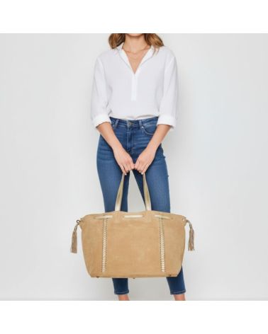 sac cabas daim et détail cuir doré taupe clair finition pompon cuir doré sac cabas daim et détail cuir doré taupe clair finition pompon cuir doré