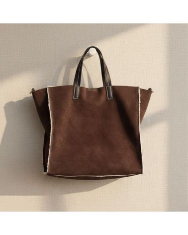 sac cabas chic et doux en cuir suédé café pour l’hiver