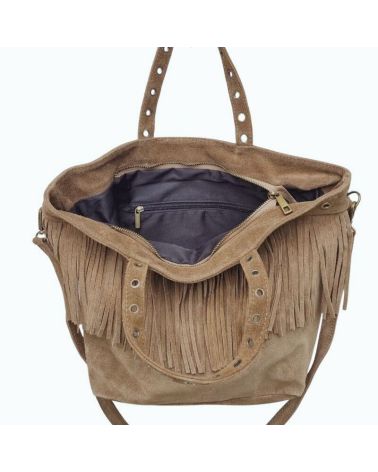 Cabas en daim taupe avec franges et œillets dorés, porté à l'épaule