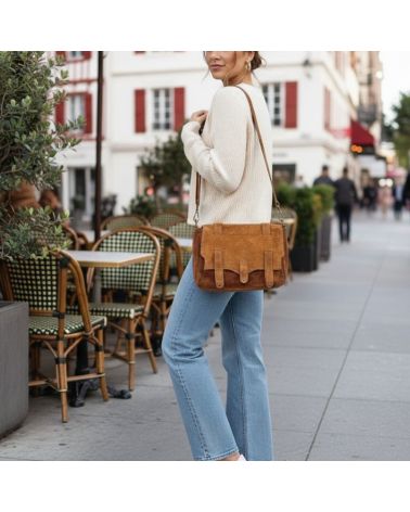 sac bandoulière forme messenger en daim couleur camel