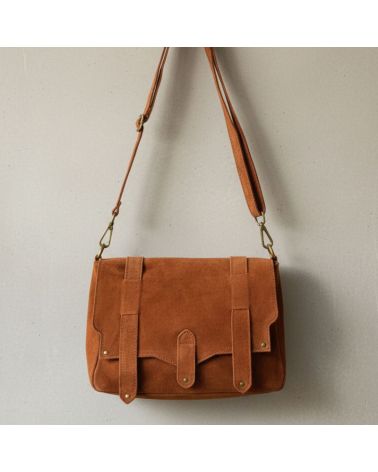 sac bandoulière forme messenger en daim couleur camel sac bandoulière forme messenger en daim couleur camel