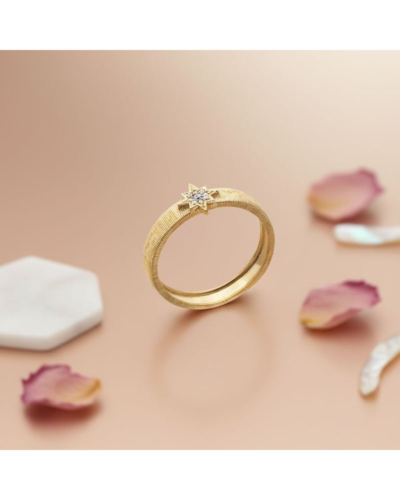 bague plaqué or 18 carats effet brossé et strié étoile en oxyde de zirconium