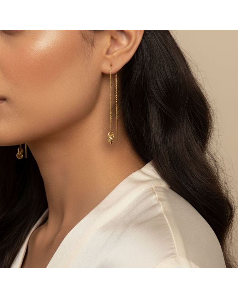 Boucles d'oreilles fil pendantes plaqué or 18 carats 6 cm portées par une femme élégante